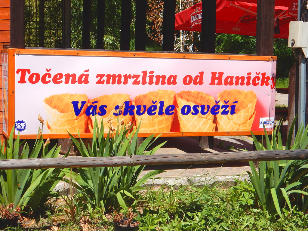 Zmrzlinový stánek u Velkého Boleveckého rybníka na Bílé Hoře má originální reklamu.