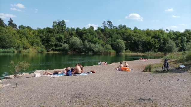 Koupací lom Kojetice se nachází pouhých 15 kilometrů od Prahy