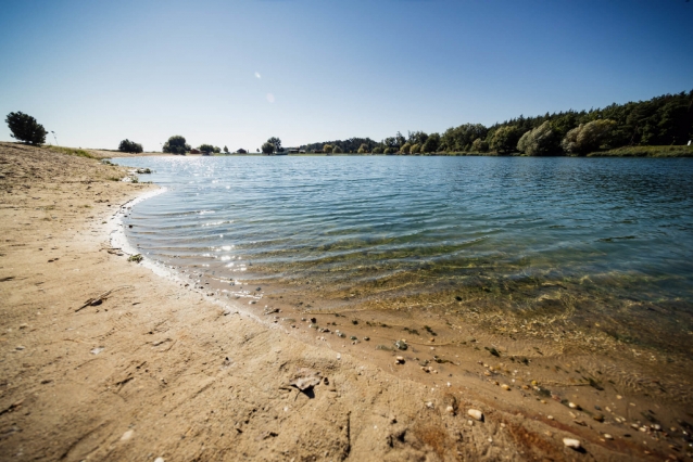 Přírodní koupání v pískovnách podél Labe nabízí turistické zázemí