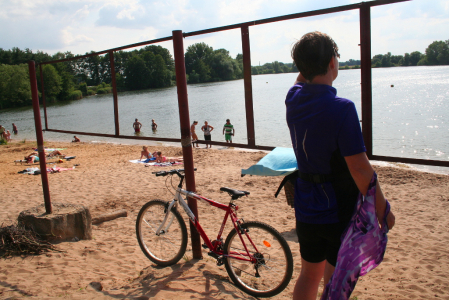 Přírodní koupání v pískovnách podél Labe nabízí turistické zázemí