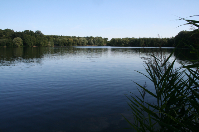 Přírodní koupání v pískovnách podél Labe nabízí turistické zázemí