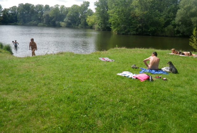 Přírodní koupání v pískovnách podél Labe nabízí turistické zázemí