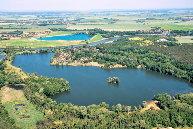 Přírodní koupání v pískovnách podél Labe nabízí turistické zázemí