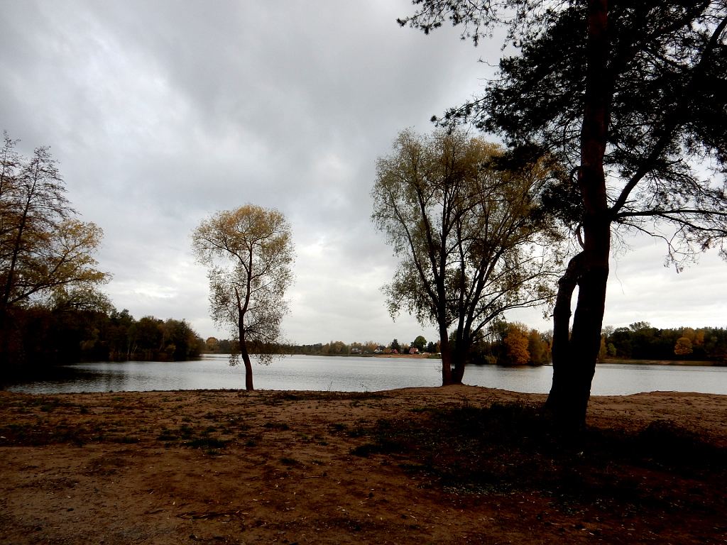 Podzimní soumrak padá na jezero Sadská.