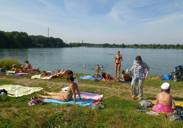 Přírodní koupání v pískovnách podél Labe nabízí turistické zázemí