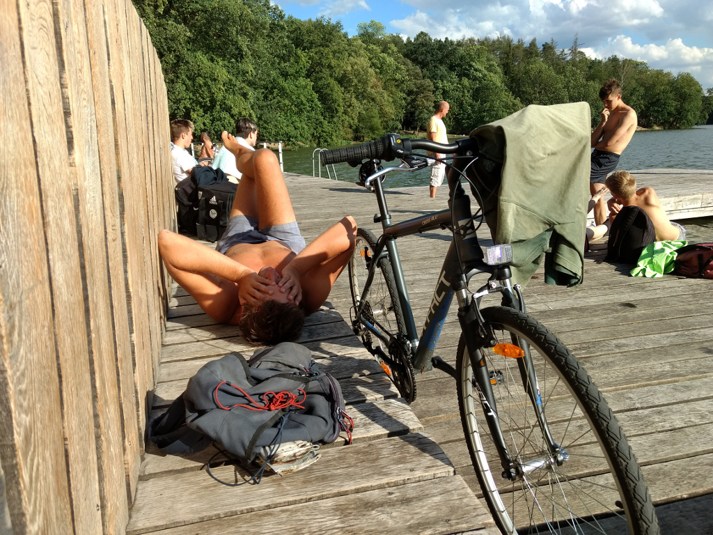 Za koupáním na Hostivařskou přehradu jedině na kole.