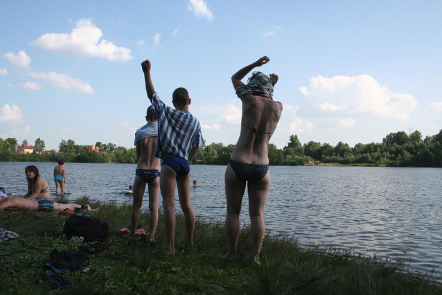 Přírodní koupání v pískovnách podél Labe nabízí turistické zázemí