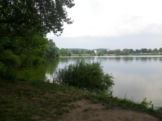 Přírodní koupání v pískovnách podél Labe nabízí turistické zázemí