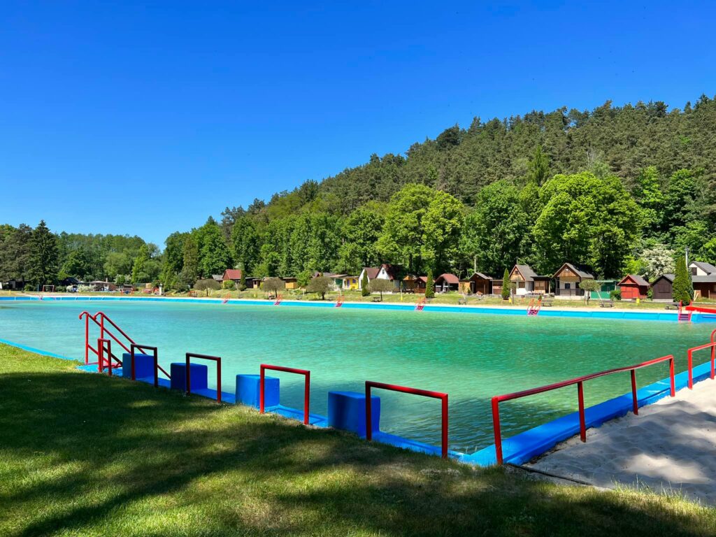Koupaliště Bělá pod Bezdězem.
