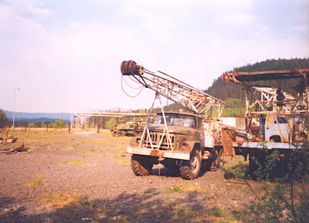 Hamr na Jezeře. Důl na uran Hamr II byl vyhlouben v místě bývalé obce Schwarzwald / Černá Novina. Roku 1992 pomalu končila jeho likvidace.