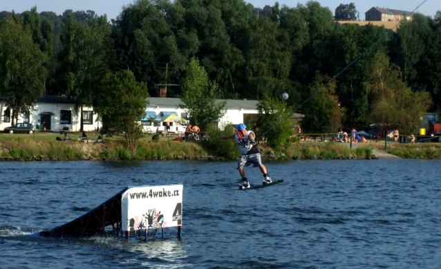 Hlučínské jezero: wakeboarding a vodní lyžování