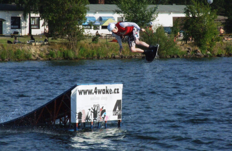 Hlučínské jezero: wakeboarding a vodní lyžování