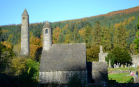 Ledovcové údolí, vřesy a strmé srázy údolí Glendalough