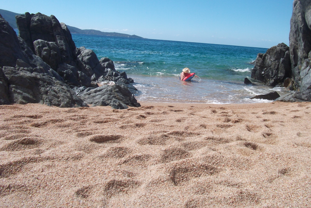 Osamělá pláž na Korsice.