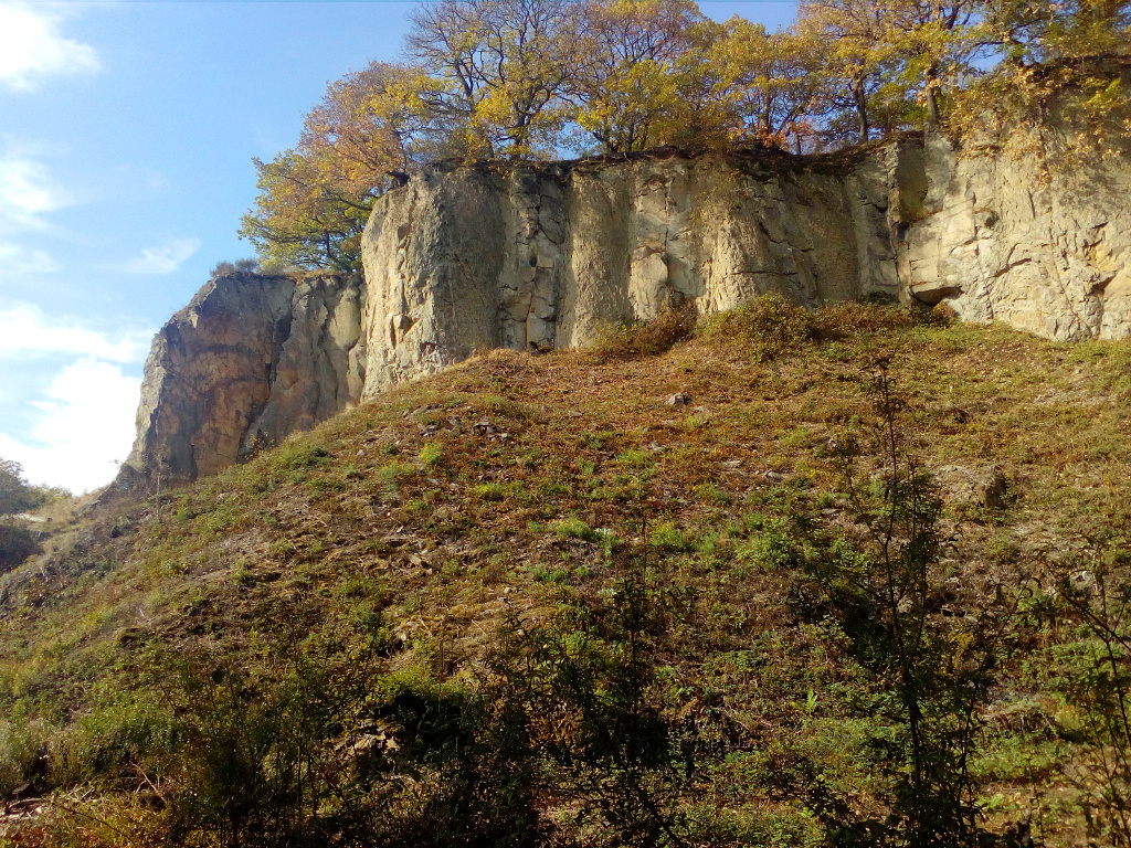 Siebengebirge, kamenné výchozy na kopci Stenzelberg.