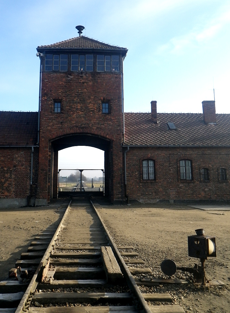 Osvětim. Auschwitz. Tuhle bránu si pamatují všichni. 