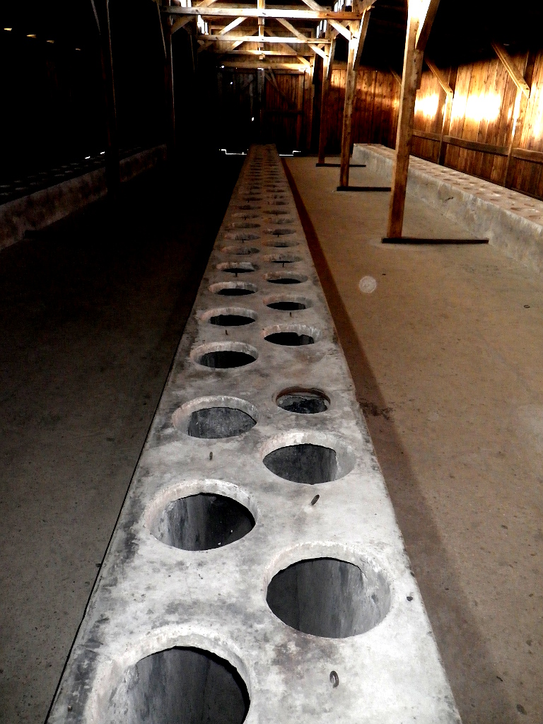 Osvětim. Auschwitz. Společné toalety v koncentračním táboře.
