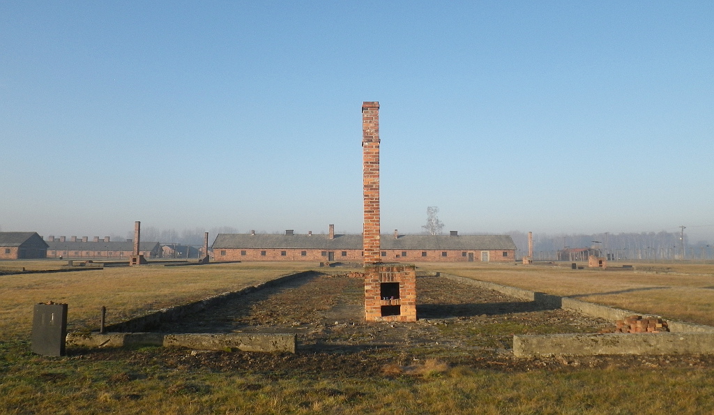 Osvětim. Auschwitz. Z cvlkých dřevěných ubytovacích baráků zbyly jen zděné komíny.