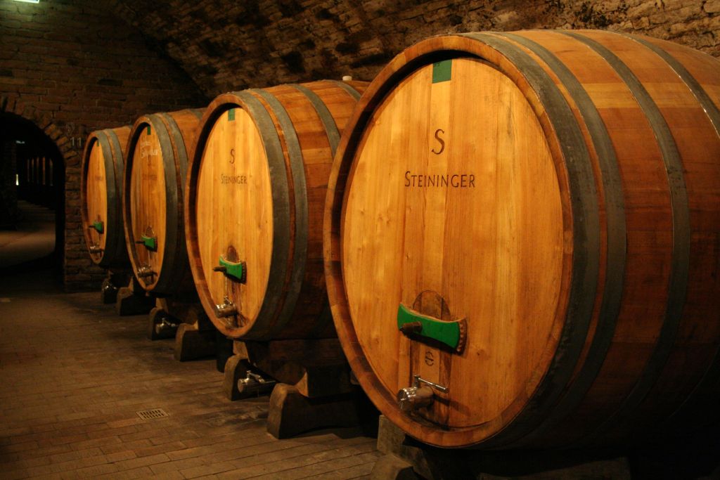 Loisium, vinařské sklepy. V akátových sudech zraje rakouský sekt. 