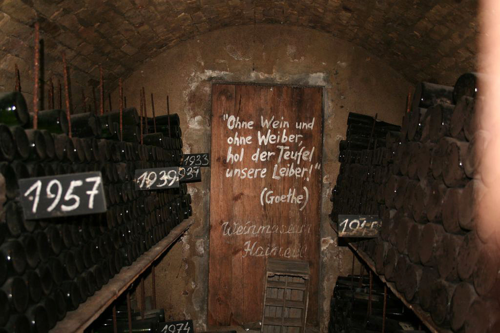 Loisium. Sklípek rodin Haimerl a Nidetzky obsahuje archivní vína z 30. let 20. století.