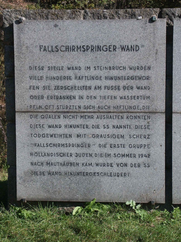 Mauthausen. Fallschirmspringerwand. Tady se shazovali vězni do propasti navzájem podle rozkazu SS-manů.