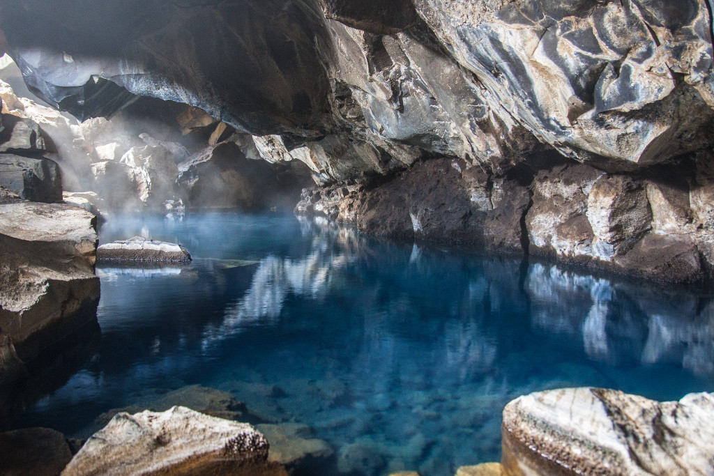 Island, jeskyně Grjotagja.