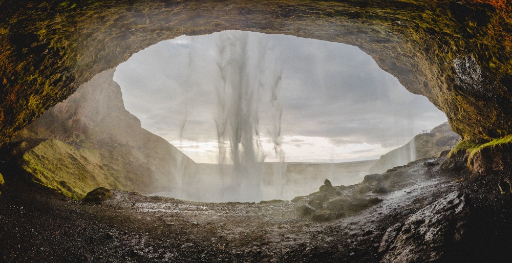 Seljalandsfoss (Vodopád prodané země) je jedním z nejznámějších vodopádů na Islandu. Nachází se nedaleko jižního pobřeží mezi městem Selfoss a vodopádem Skógafoss. Je napájen řekou Seljalandsá. Padá do hloubky 60 metrů.