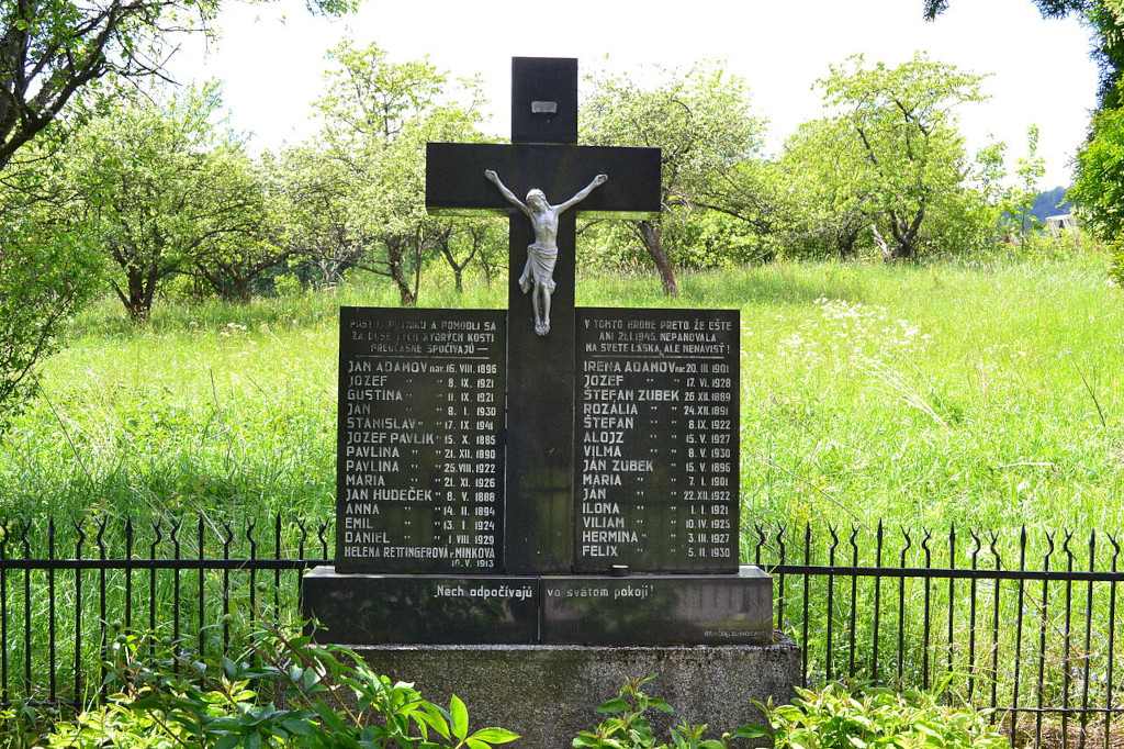 Masový hrob v Novém Kľaku, ve kterém je pohřbena část obětí masakru.