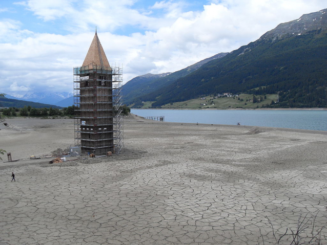 Zatopený kostel v Lago di Resia