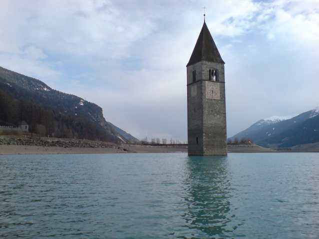 Zatopený kostel v Lago di Resia