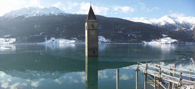 Zatopený kostel v Lago di Resia