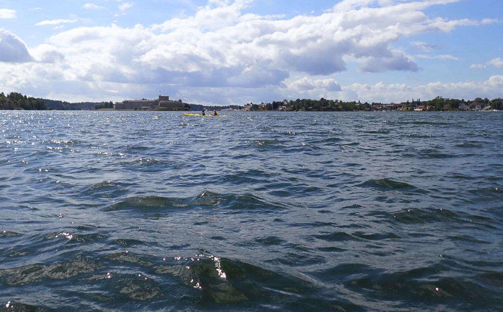 Na obzoru pevnost a městečko Vaxholm.