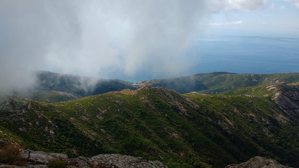 Monte Capanne se často halí do mraků.
