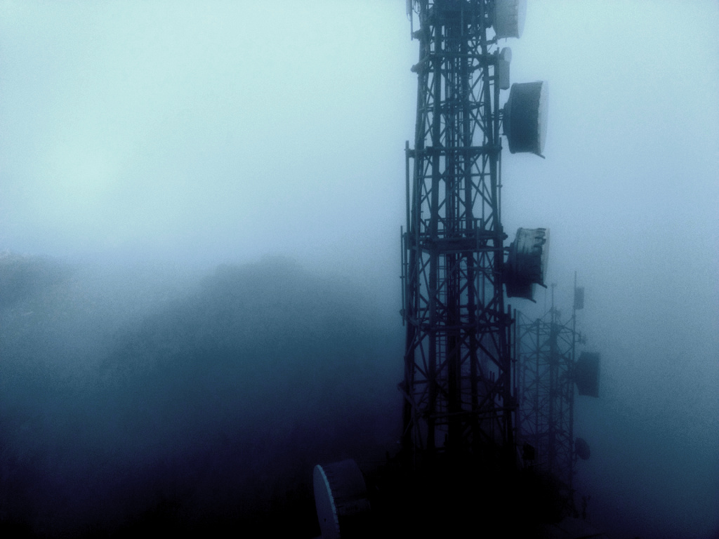 Monte Capanna. Telekomunikační zařízení na vrcholu pracuje pro Itálii a Francii.