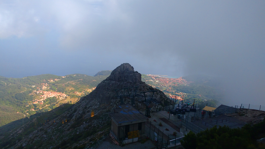 Elba, nejvyšší hora Monte Capanne vrhá stín na sever.