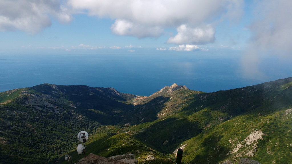 Elba, Monte Capanne. Tyrhénské moře na jihu na jeho pobřeží vesnice Seccheto.