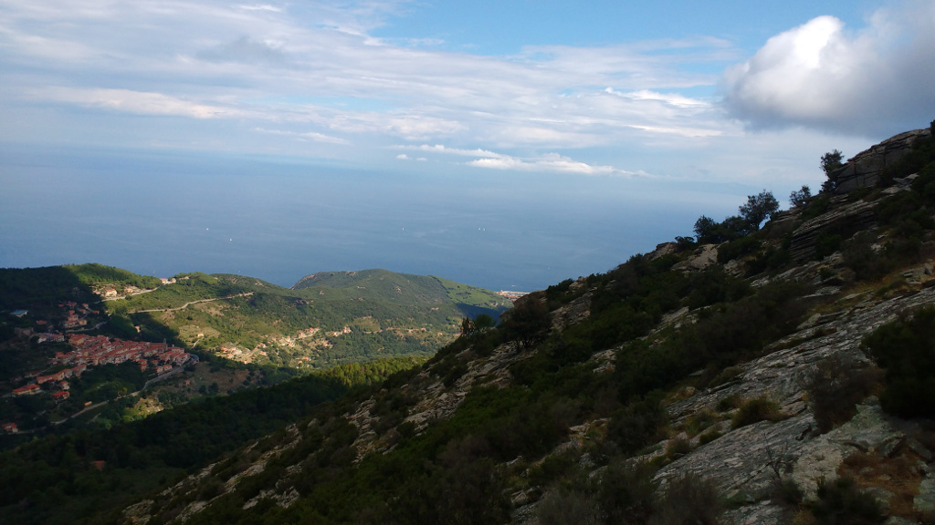 Elba, Monte Capanne. Ligurské moře na severu. Vysoko v kopcích je rozložené městečko Marciana.