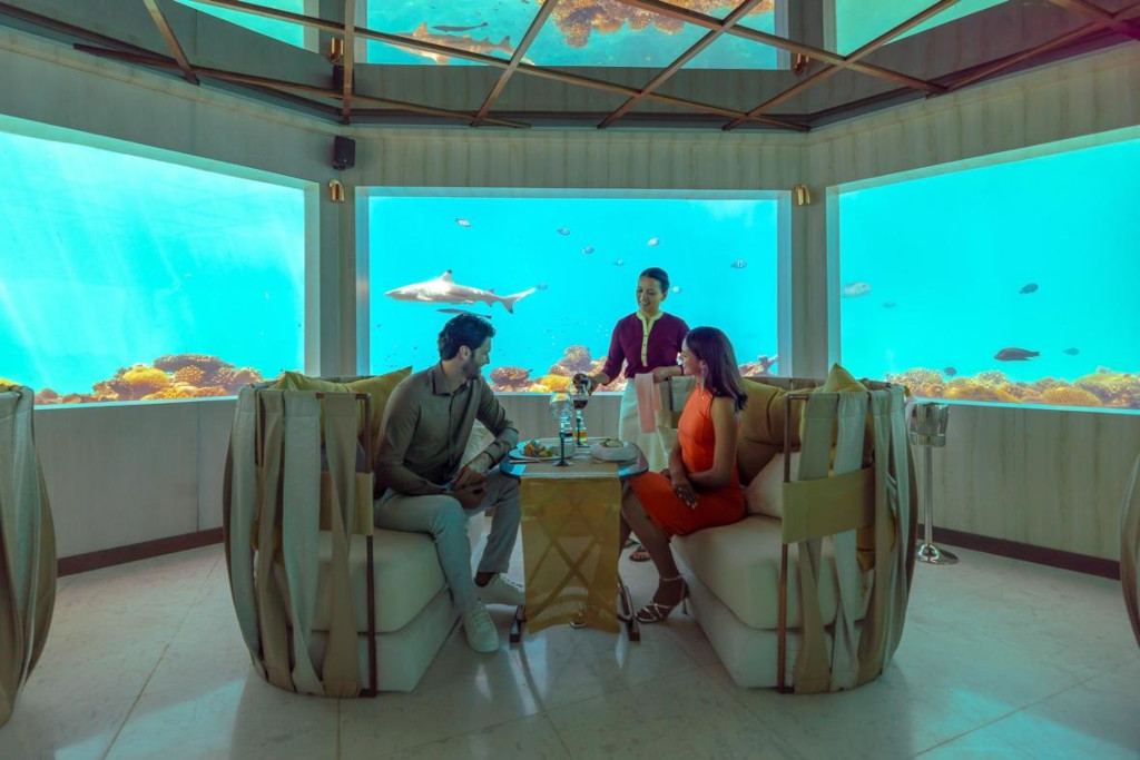 Podvodní restaurace MGM na Maledivách.