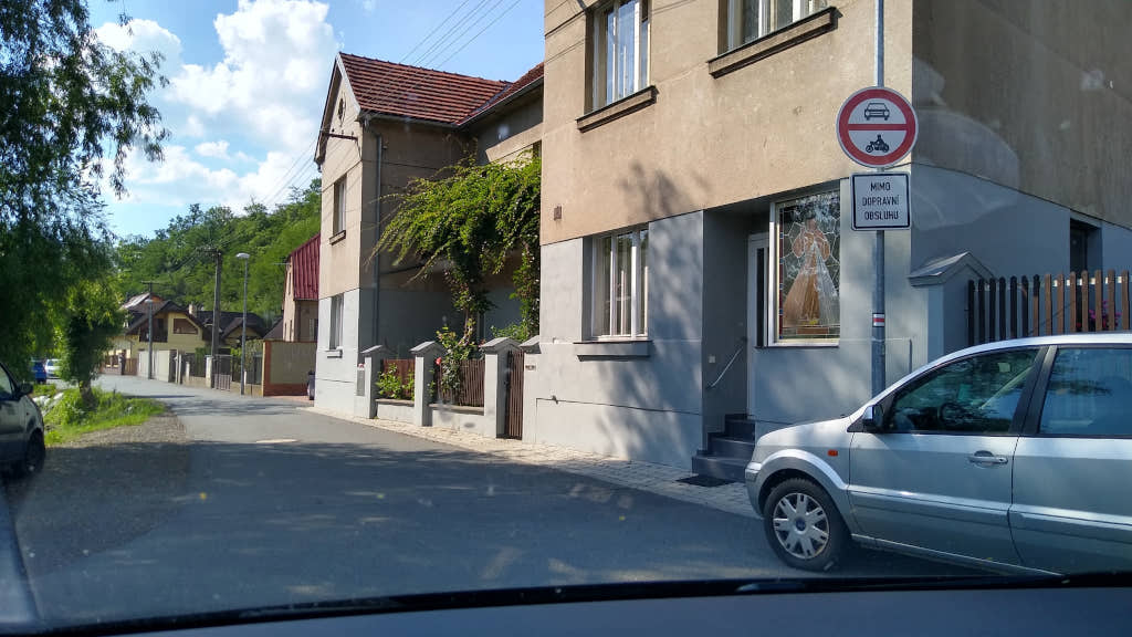 Zákaz vjezdu do ulice U Botiče v Průhonicích.