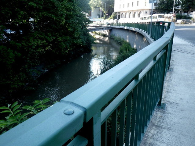 Botičem po vypuštěné přehradě