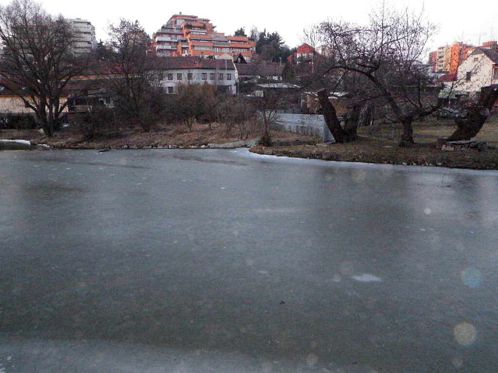 Zamrzlý Botič nad jezem u Záběhlického zámečku 1.3.2011.