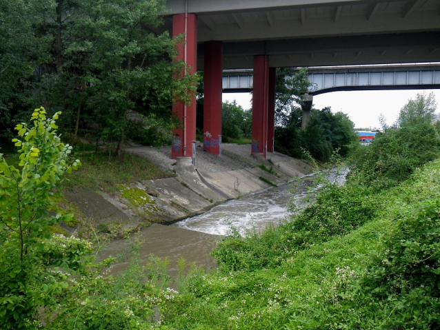 Botičem po vypuštěné přehradě
