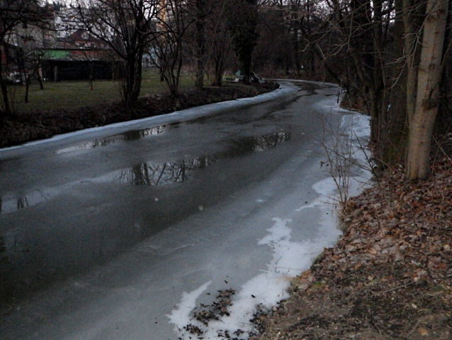 Botičem po vypuštěné přehradě