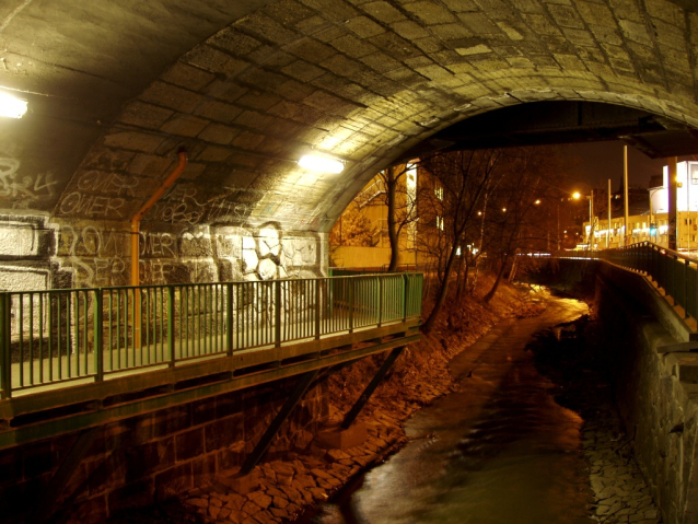 Botičem po vypuštěné přehradě