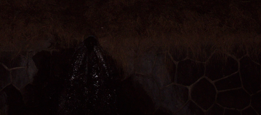 Botič, výtok kanalizace v noci pod Nuselským mostem 15.2.2011.