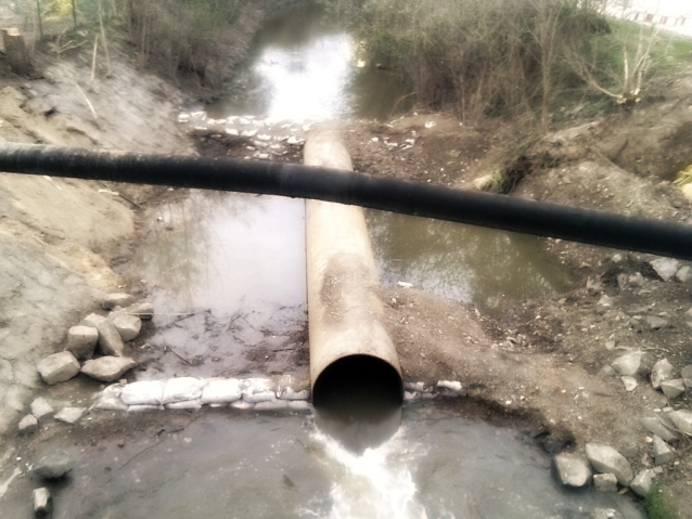 Botičem po vypuštěné přehradě