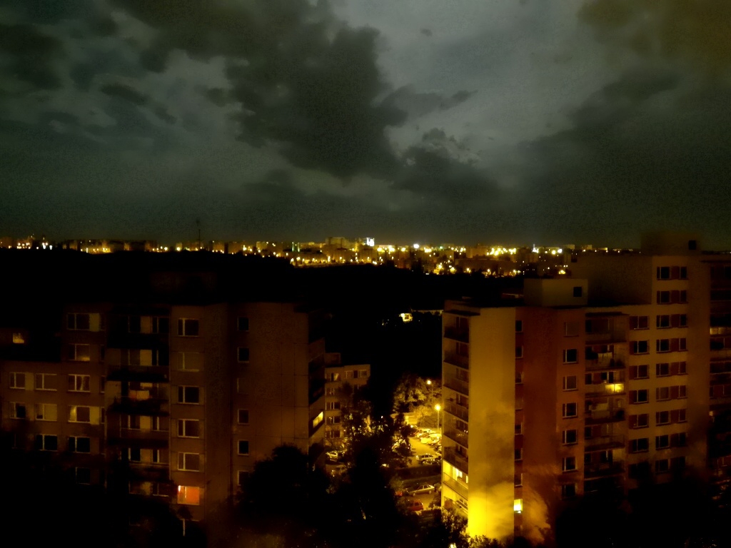 Botič, Noční Záběhlice a v pozadí Opatov 12.9.2011.