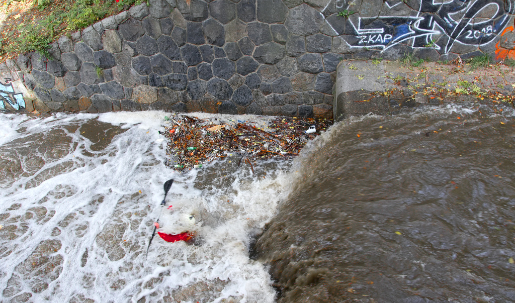 Kuba opouští jez Grébovka v kajaku.