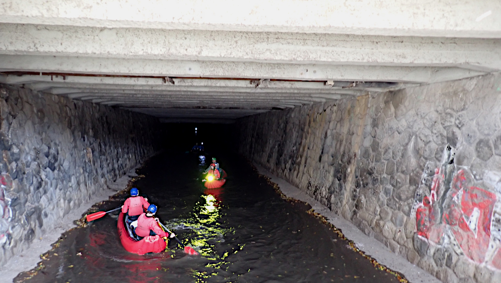 Botič teče dlouhým tunelem do Vltavy.