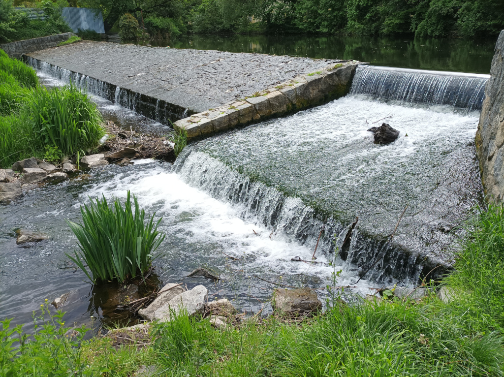 Šlajsna jezu u Záběhlického zámku na Botiči.
